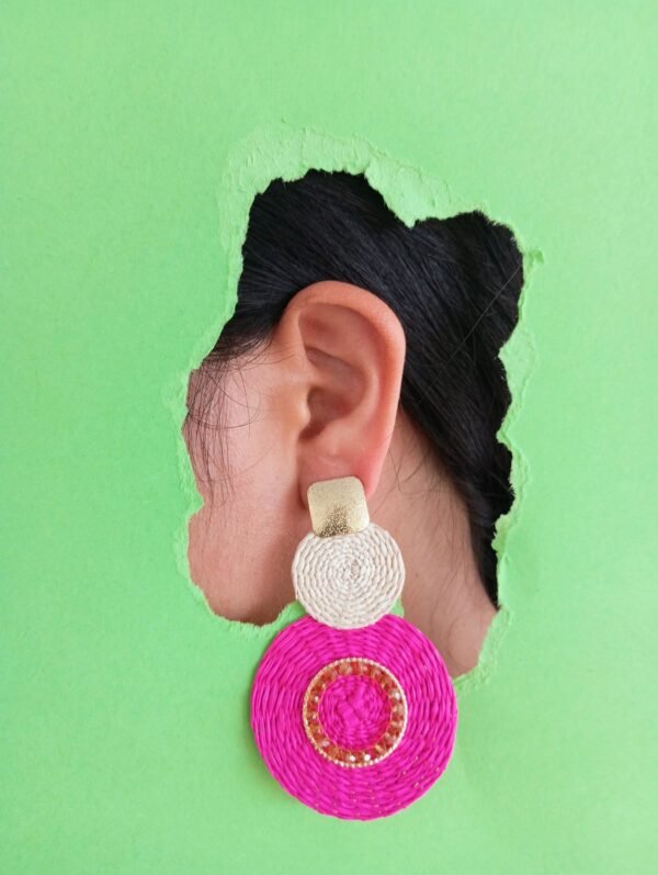 arete en iraca rosa y color crudo fondo verde Aretes de Palma de Iraca con Herrajes en Acero