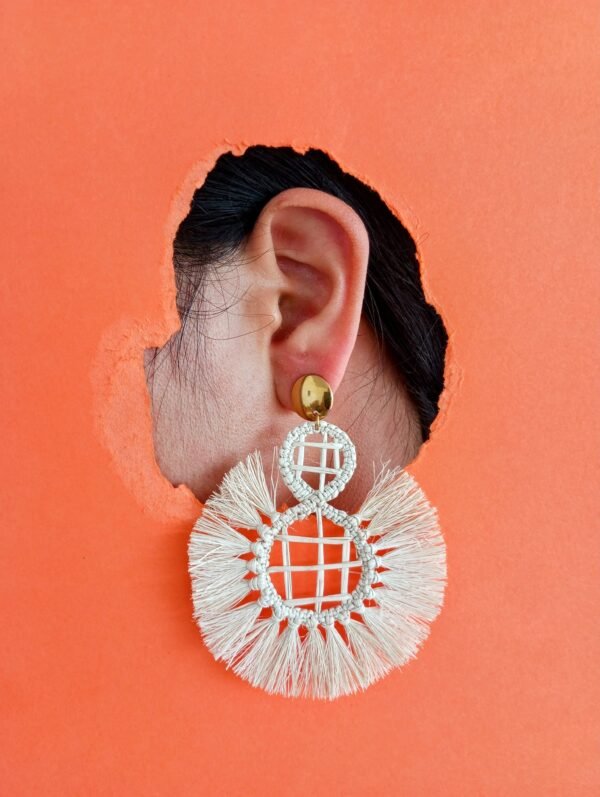 aretes tejidos en iraca cruda con herrajes en acero Aretes de Palma de Iraca con Herrajes en Acero