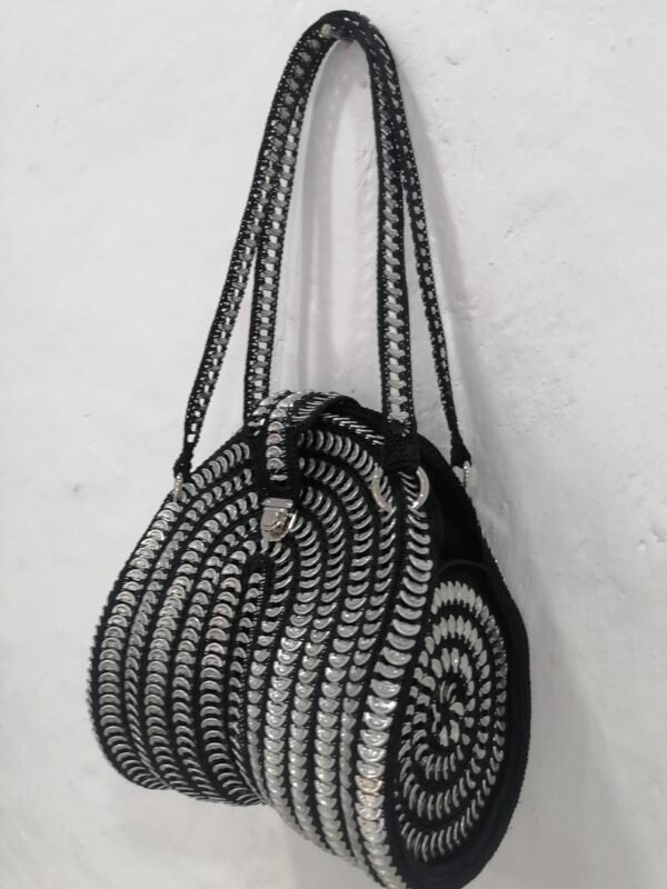 bolso negro con chapitas perfil Cartera "Bélgica"