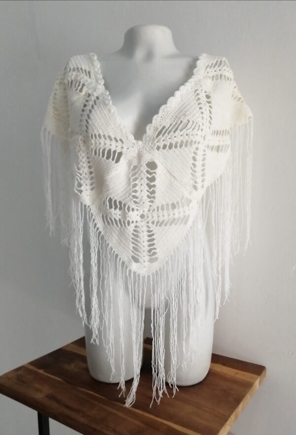 ruana blanca en crochet Ruana "Agua Azul"